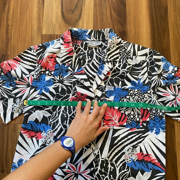 Vintage Button up Hawaiian shirt - Picture 2 of 4
